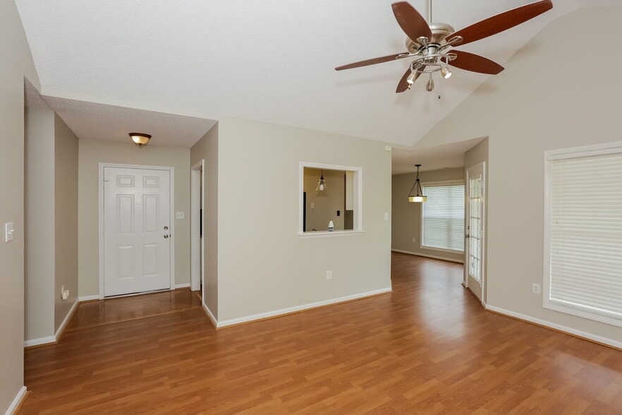 Building Photo - 310 Tamarack Dr