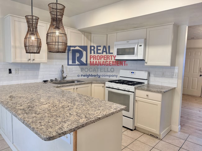 Building Photo - 3 Bed 1.5 Bath townhouse - 1 car garage