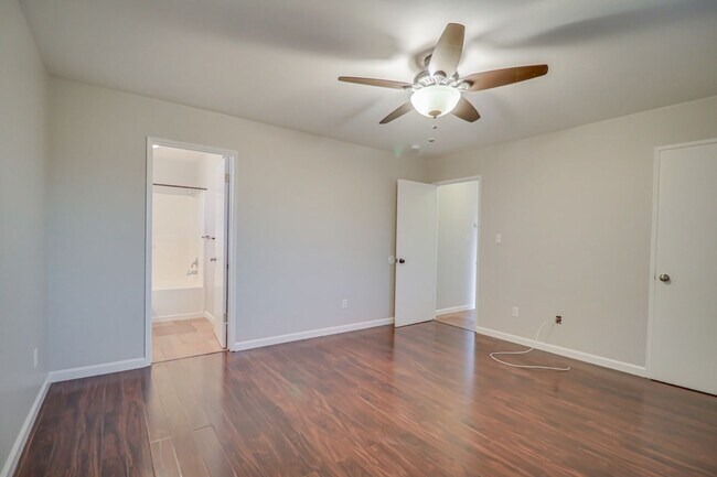 Building Photo - Home in NW Bakersfield!