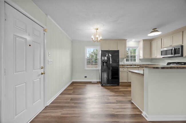 Building Photo - 904 Jennifer Ln