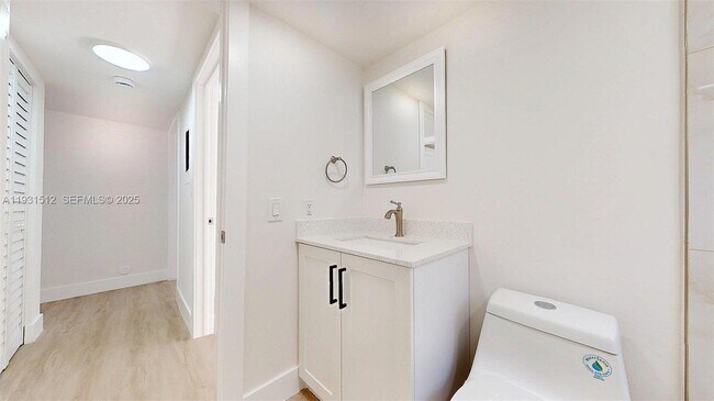 Building Photo - 1676 W 42nd St