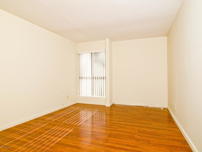 Building Photo - 898 Temple Terrace