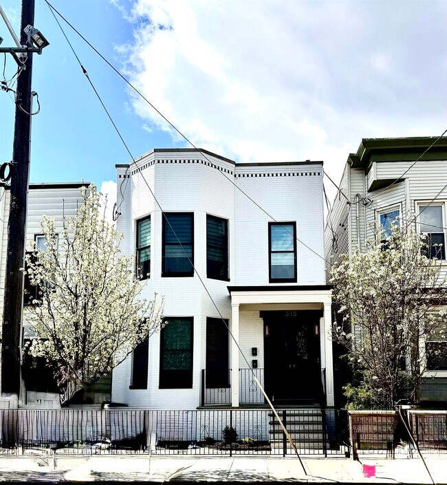 Building Photo - 315 25th St