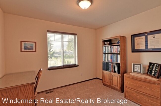 Building Photo - 3 br, 2.5 bath House - 6929 61st Dr NE