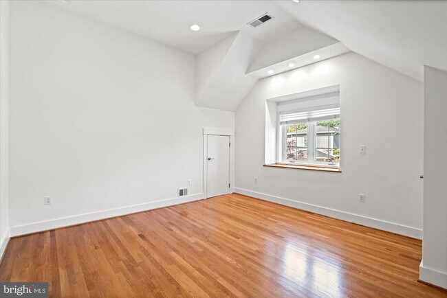 Building Photo - 700 Little St