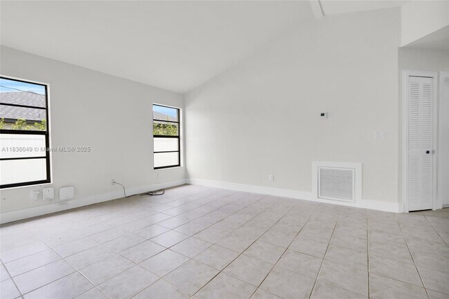 Building Photo - 709 SW 9th Ave