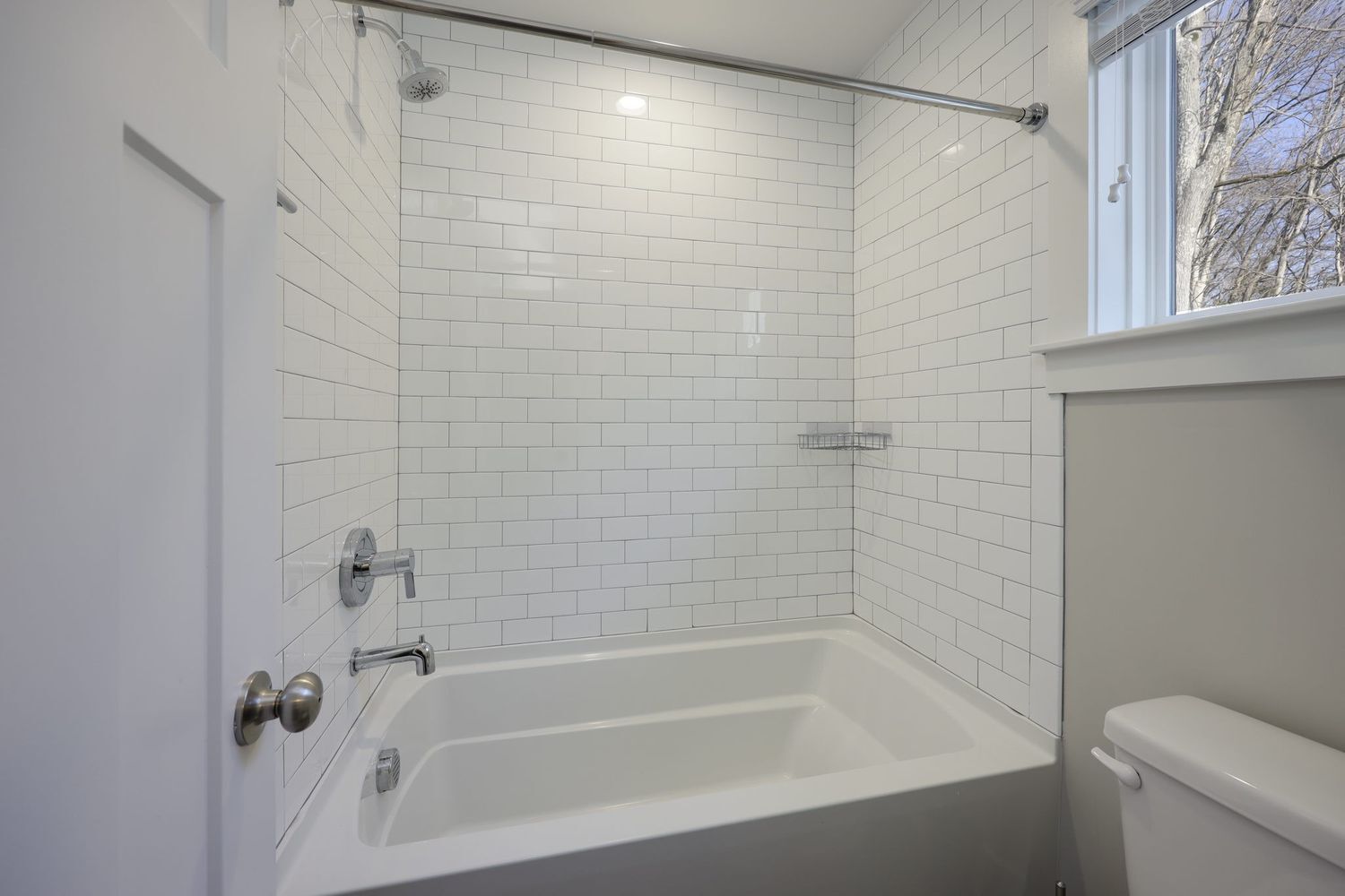 First-floor bathroom with tub - 726 Mill Creek Meadow Dr