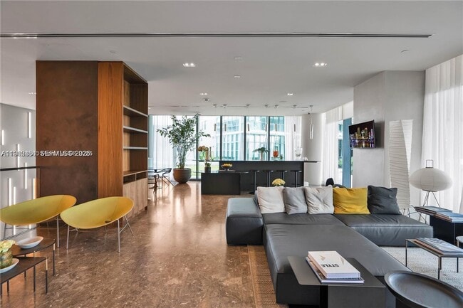 Building Photo - 650 NE 32nd St