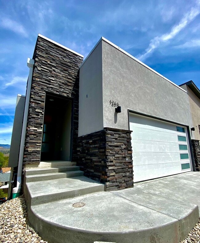 Building Photo - Close to Micron, 3 Bedroom 3 bath w/ a Million Dollar View!