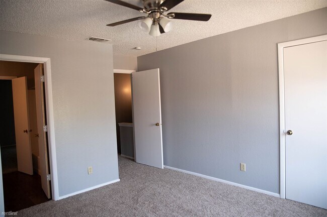 Building Photo - 2 br, 1 bath Townhome - 5803 Shadydell Dr