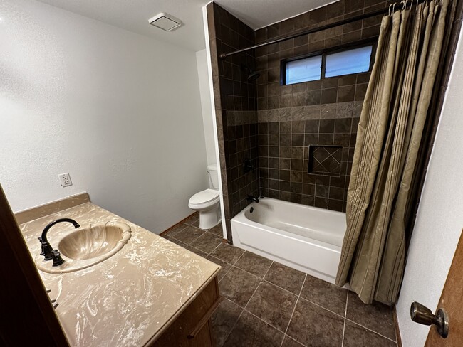 Full Bath - 4617 Normandy Lane