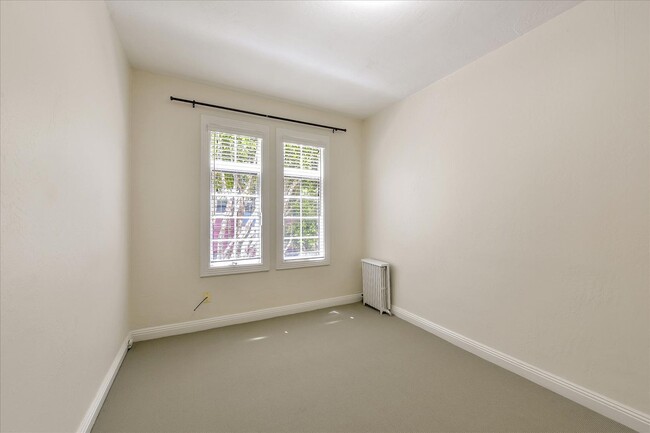 Building Photo - Bright TOP FLOOR 1-Bedroom Apartment in He...