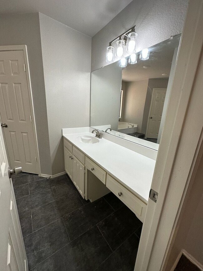 Building Photo - Excellent 3 bedroom 2 bath