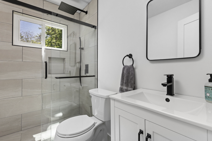 Bathroom - 5803 Blythewood Dr