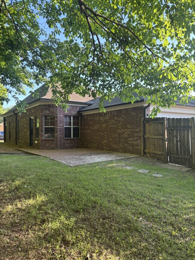 Building Photo - 7412 Brentlawn Dr