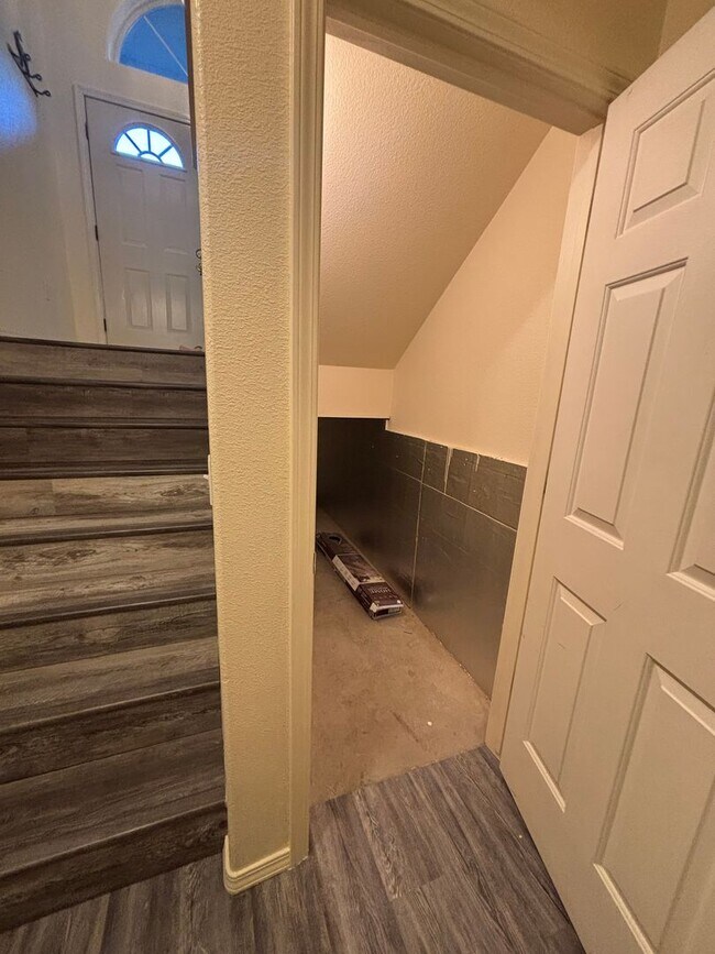 Building Photo - 726-728 E Spokane Ave