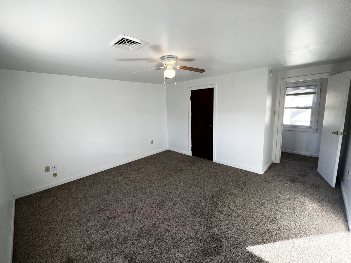 Building Photo - 302 E Howard St