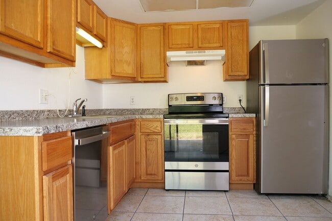 Building Photo - Spacious 4/2 home with 2 car garage Availa...