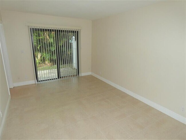Building Photo - 1455 Holly Heights Dr
