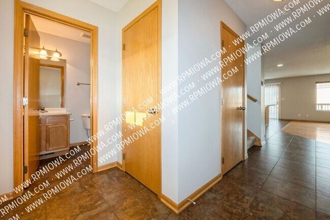 Building Photo - 440 SE Sagewood Cir