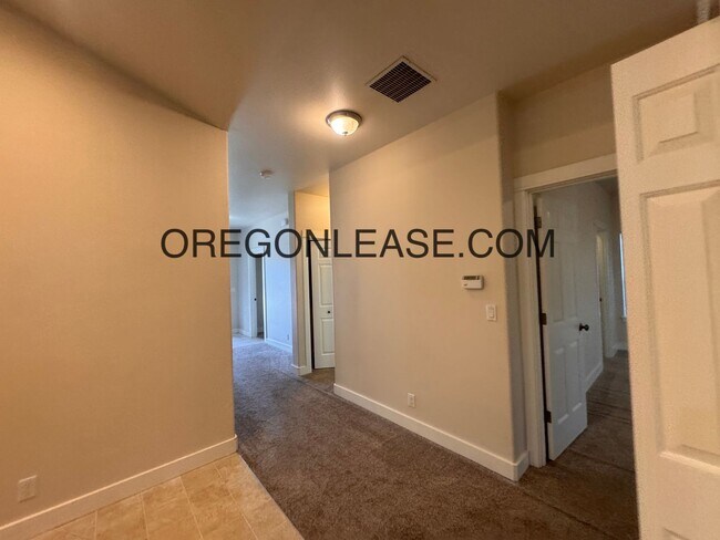 Building Photo - North Eugene 3/2 bath home