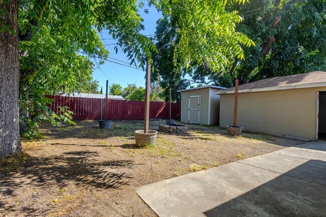 Building Photo - 2137 Raymond Ave
