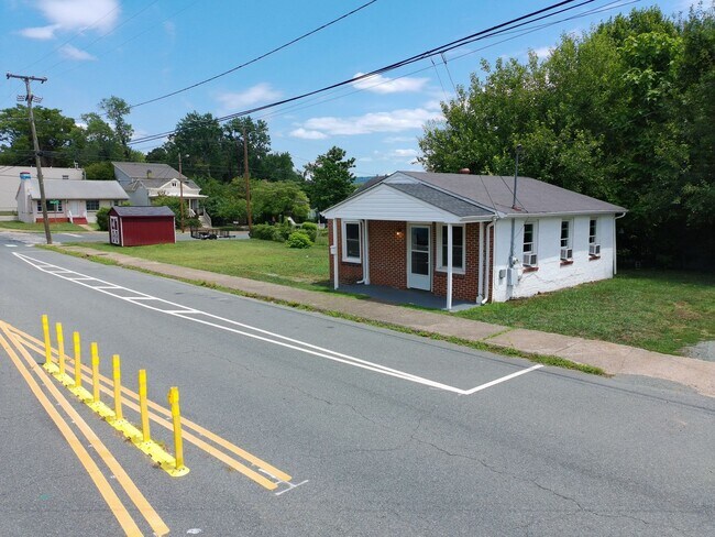Building Photo - 912 Forest St