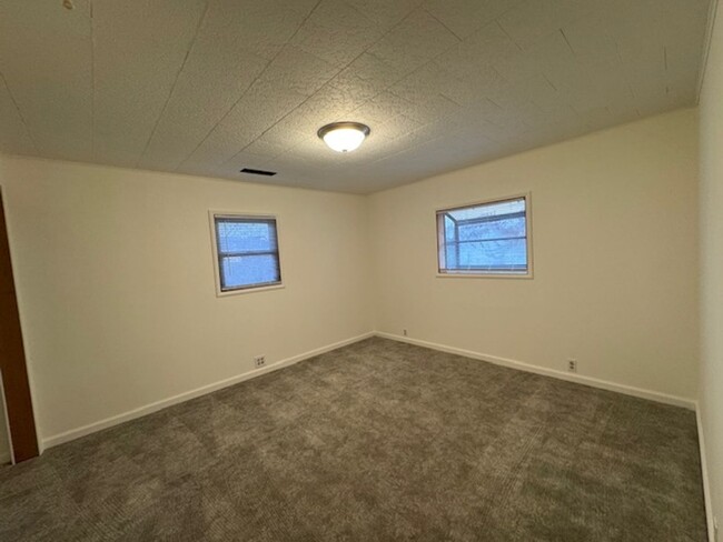 Building Photo - Spacious 3 bedroom, laundry, covered patio