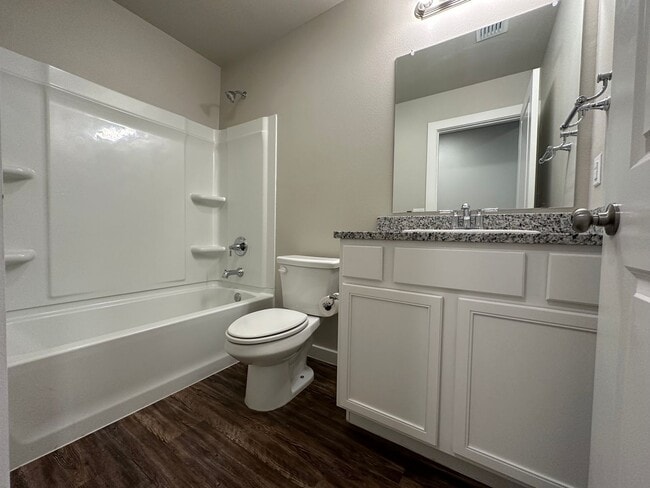 Building Photo - 405 E 21st St