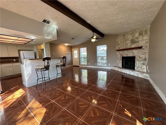 Building Photo - 904 Dale Dr