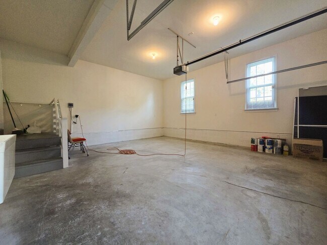 Building Photo - 4206 Tweedsmuir Rd