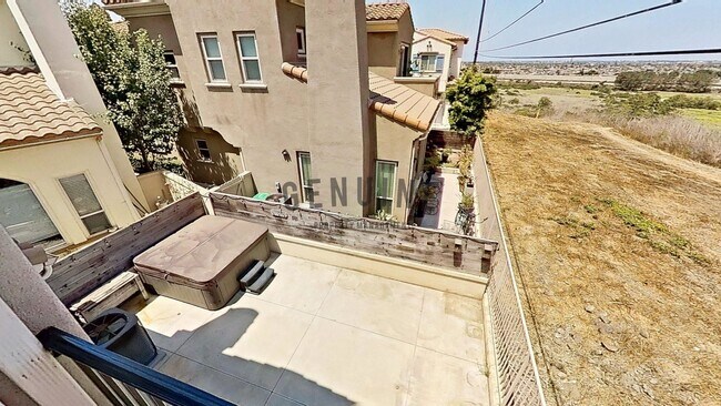 Building Photo - Spacious 3Bd 2.5Ba 2 Story Home w/ Fabulou...