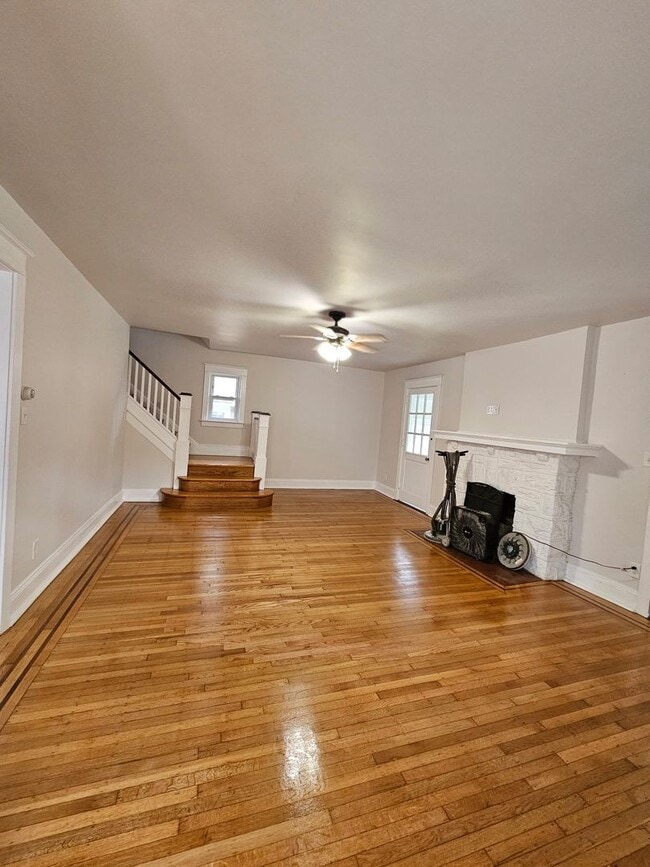 Building Photo - HALF MONTH FREE* Single family home with n...