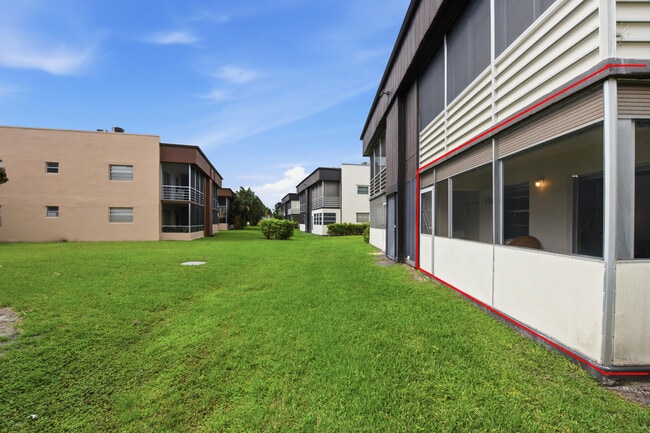 Building Photo - 441 Burgundy N