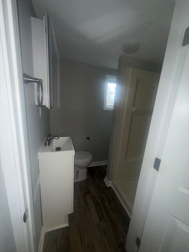 Building Photo - 6 bdrm 3 bathroom home for rent