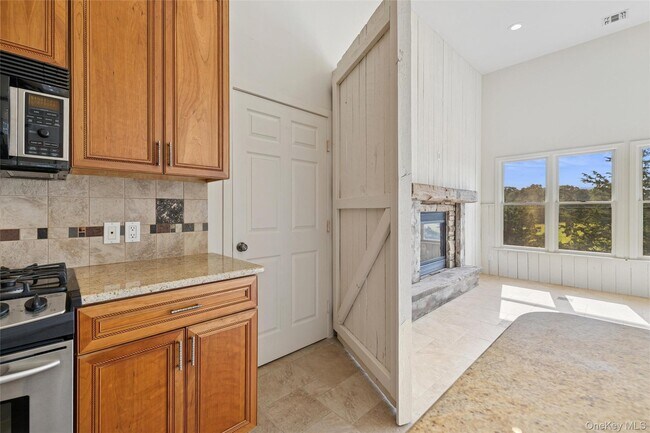 Building Photo - 335 Herricks Ln