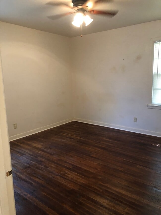 Building Photo - Located in Avondale!!! 3/1 Large Fenced Ba...