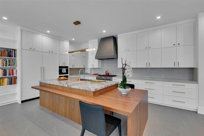 Building Photo - 1730 SE 13th St