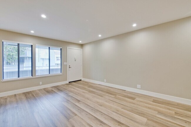 Building Photo - Stunning Modern Almost New Condo, Pets Welcome!