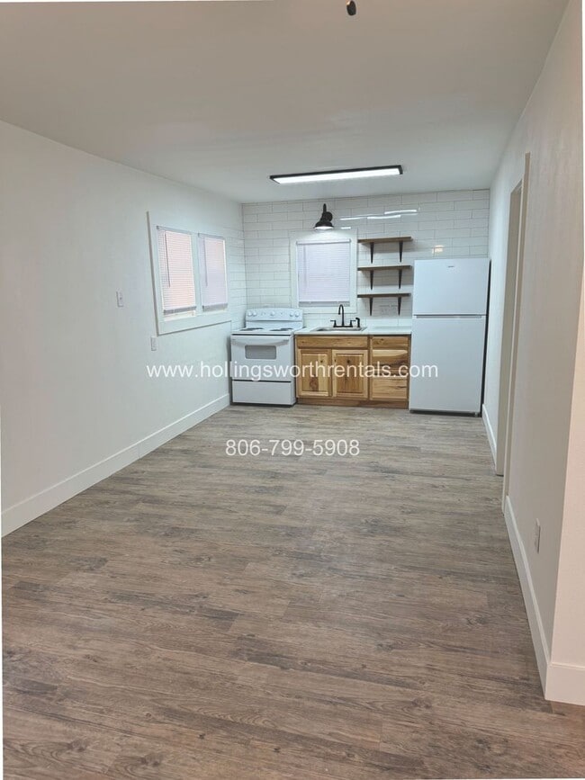 Building Photo - Convenient to Texas Tech remodeled efficiency