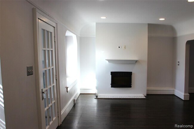 Building Photo - 115 E Lincoln St