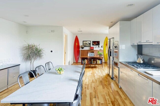 Building Photo - 530 N Larchmont Blvd