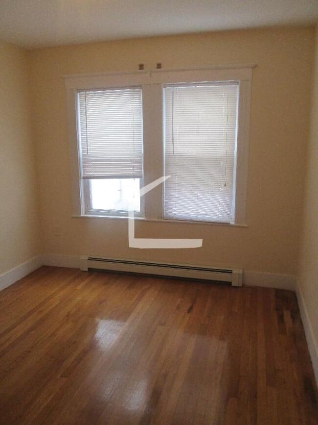 Building Photo - 9/1 No Fee! Spacious 3BR near Oak Sq, BC, w/d in unit!