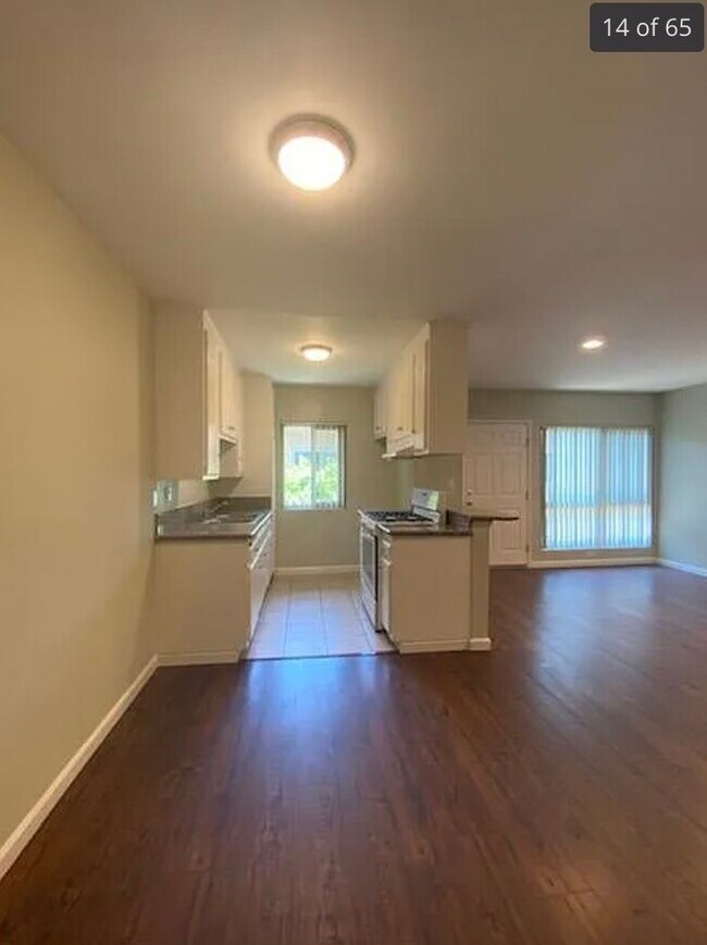 Building Photo - 7925 Vineland Ave