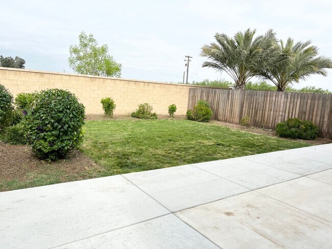 Building Photo - 3/2.5 In North Clovis Near Buchanan High School