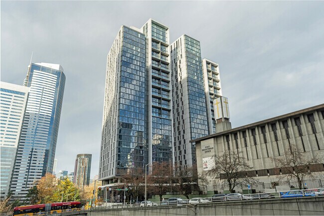 Building Photo - 704 Spring St