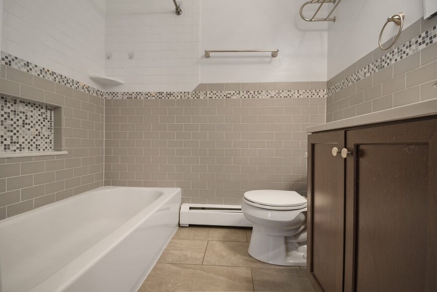 Building Photo - 109 4th Ave