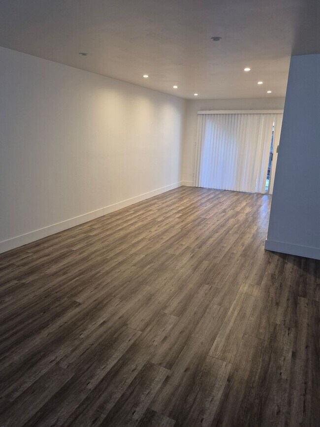 Building Photo - 3 Bedroom 2.5 Bath Carmichael Condo