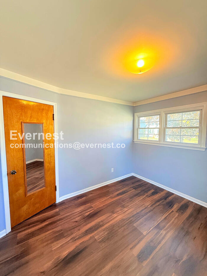 Building Photo - 165 W Baker Ave