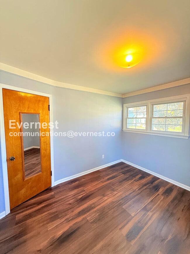 Building Photo - 3 Bed/1 Bath Home with Fenced Yard / Pet-Friendly / Vouchers Accepted / Available Now!